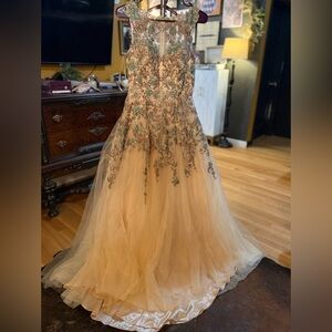 NWT SZ 4 Camille La Vie Gown